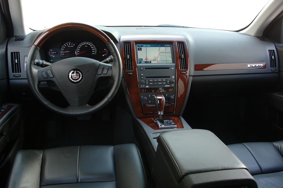 Панель приборов в автомобиле Cadillac STS '2005–07