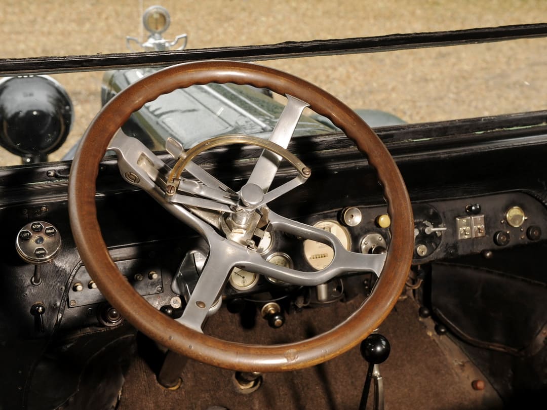 Рулевое колесо в салоне автомобиля Cadillac Type 51 V8 4-door Saloon '1915