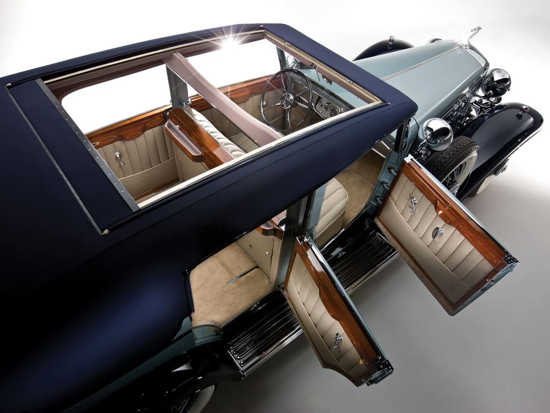 Люки на крыше автомобиля Cadillac V16 Convertible Sedan by Saoutchik '1930