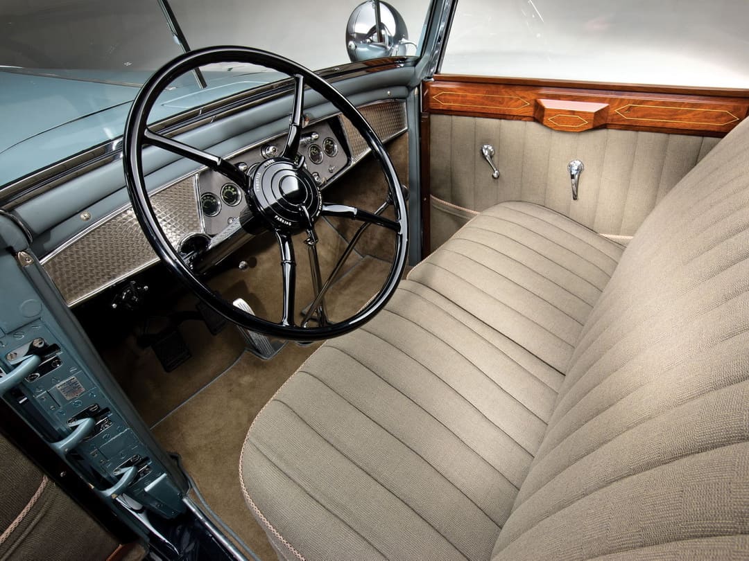 Место водителя в автомобиле Cadillac V16 Convertible Sedan by Saoutchik '1930