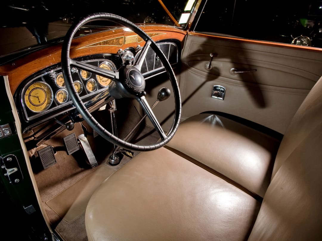 Интерьер салона автомобиля Cadillac V16 452-C Convertible Phaeton by Fleetwood '1933