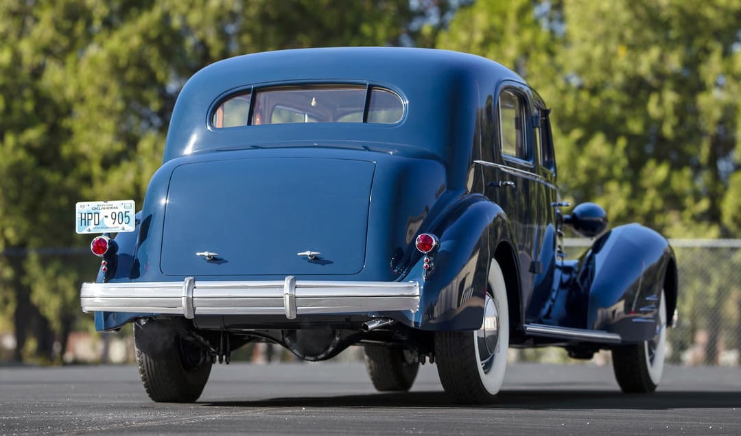 Cadillac V16 Town Sedan by Fleetwood '1936 вид сзади