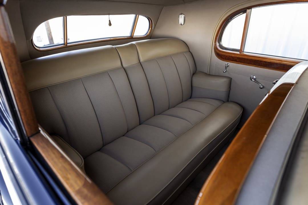 Заднее сиденье в салоне автомобиля Cadillac V16 Town Sedan by Fleetwood '1936