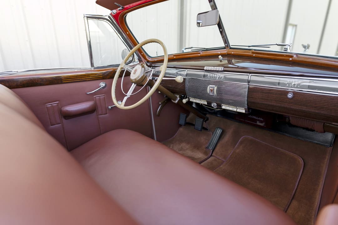 Интерьер салона автомобиля Cadillac Series 90 V16 Convertible Coupe by Fleetwood '1939