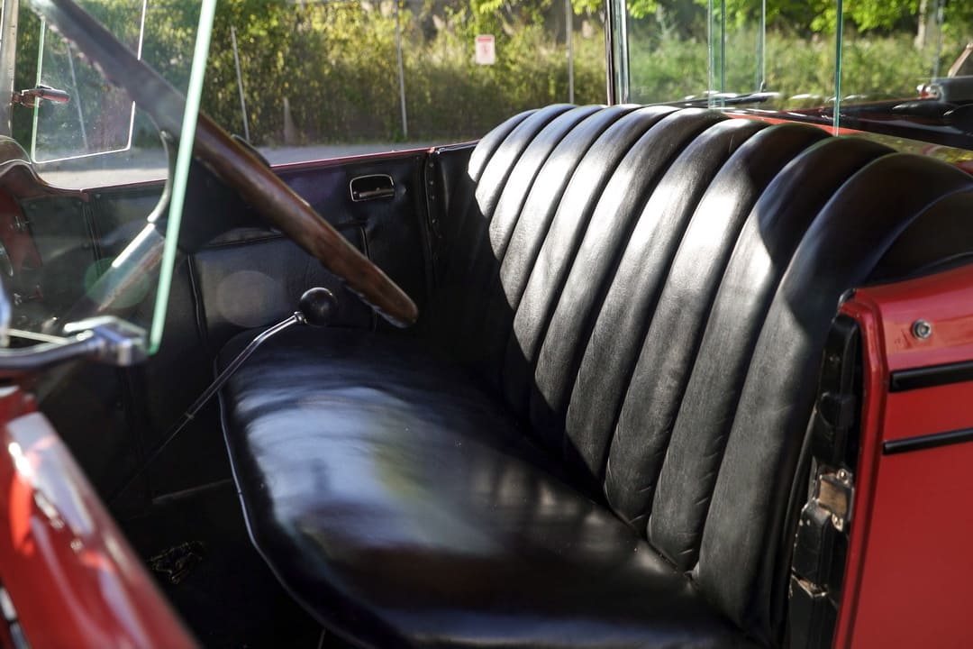 Передний ряд сидений в автомобиле Cadillac 341-A V8 Tourer '1927
