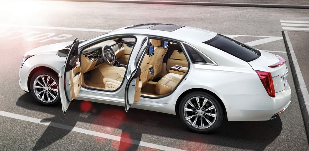 Cadillac XTS '2012–16 с открытыми дверьми