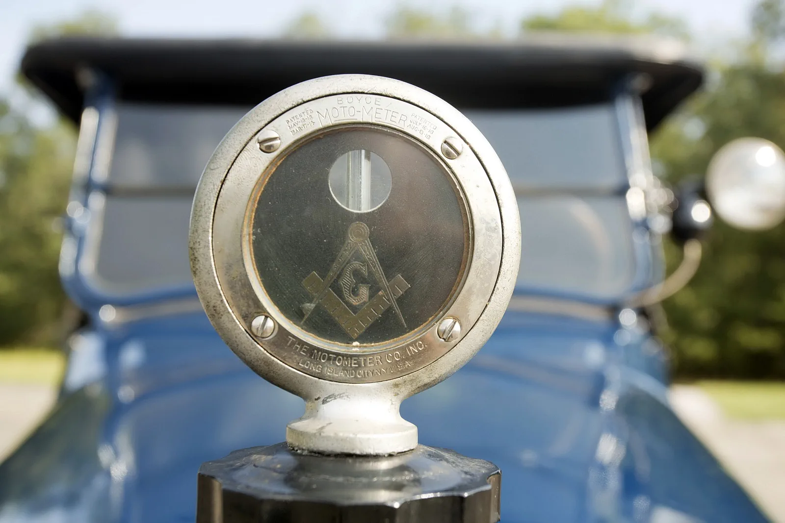 Индикатор ровня масла в старинном автомобиле Chalmers Six-30 Roadster '1917