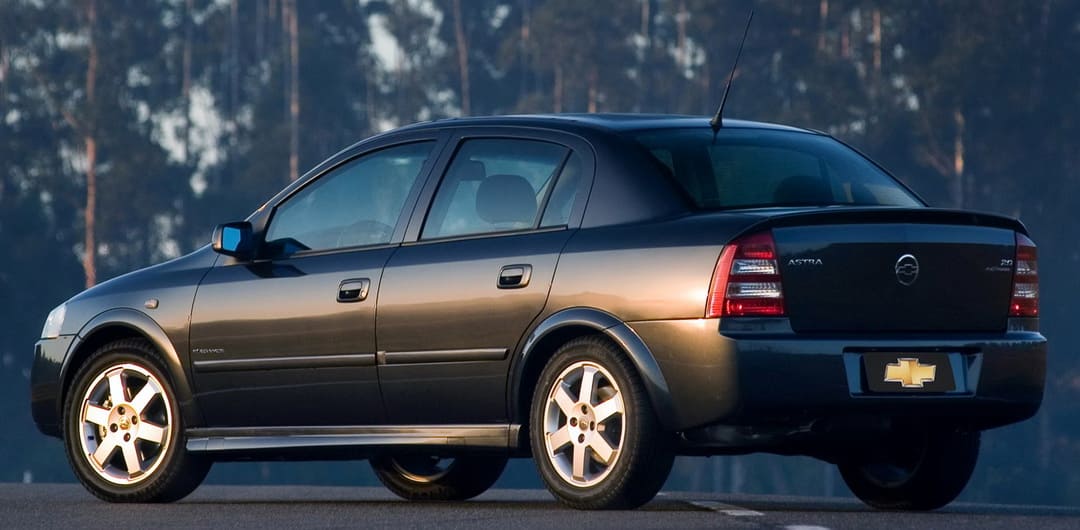 Chevrolet Astra Sedan '2003–11 вид сбоку