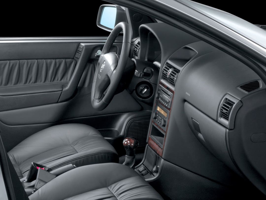 Интерьер салона автомобиля Chevrolet Astra Sedan '2003–11