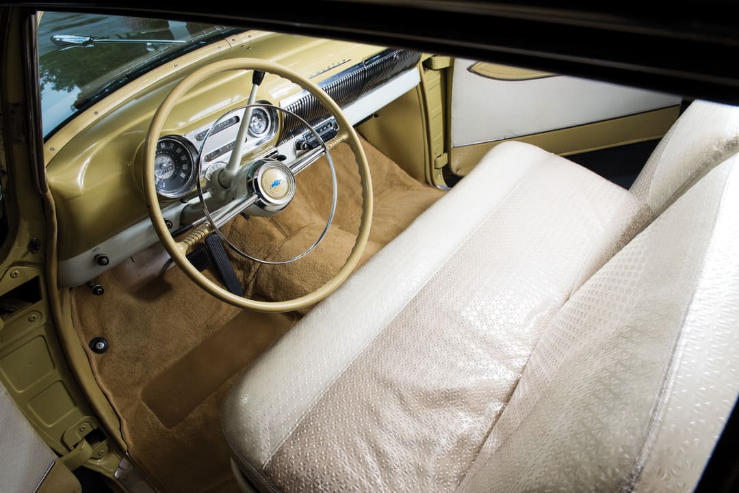 Внутри кабины автомобиля Chevrolet Bel Air Sport Coupe '1953