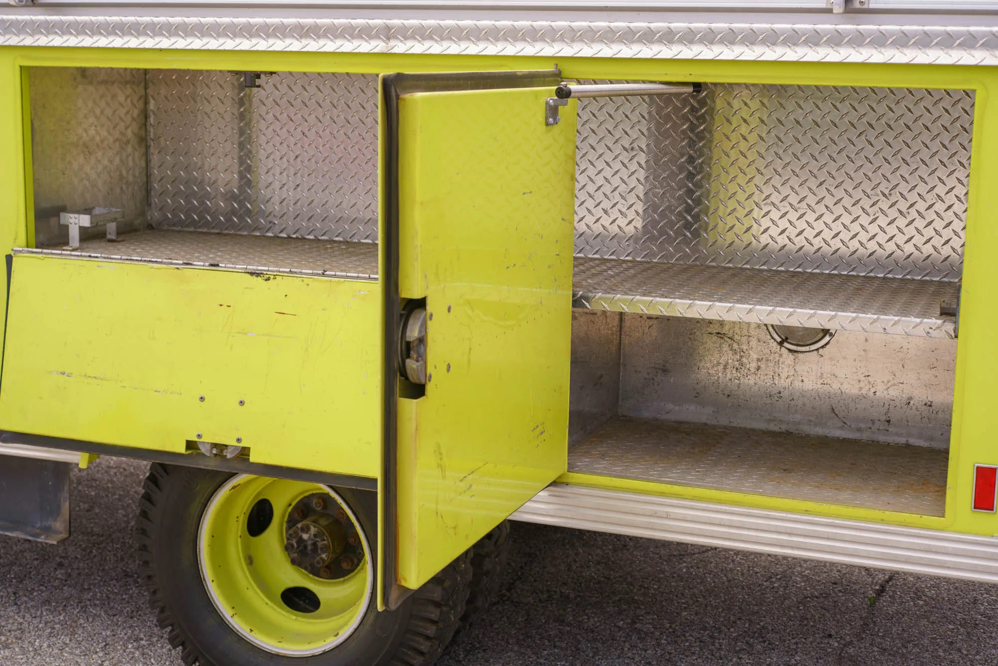 Отсеки для хранения инвентаря в пожарной машине Chevrolet K30 Scottsdale Dually Fire Truck '1980