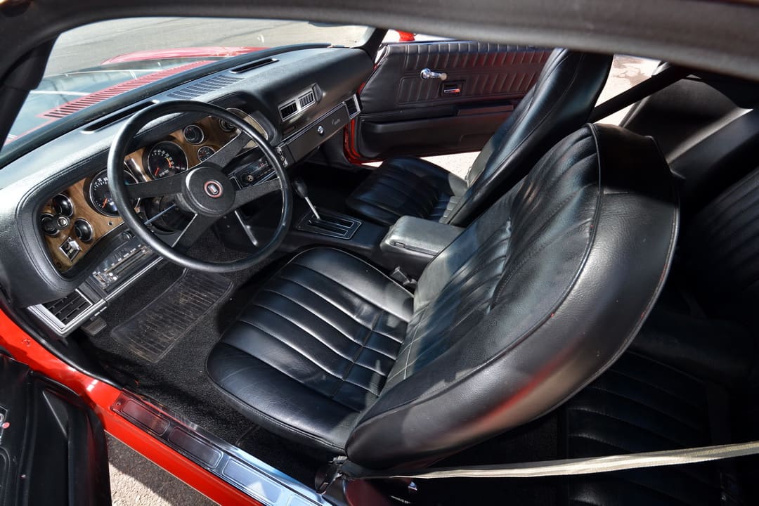 Интерьер салона спорткара Chevrolet Camaro Z28 '1974