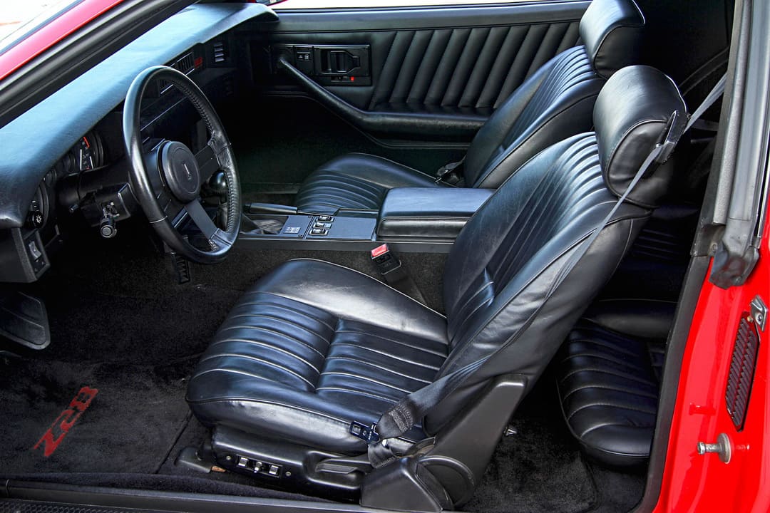 В кабине Chevrolet Camaro Z28 IROC-Z T-Top '1985–90