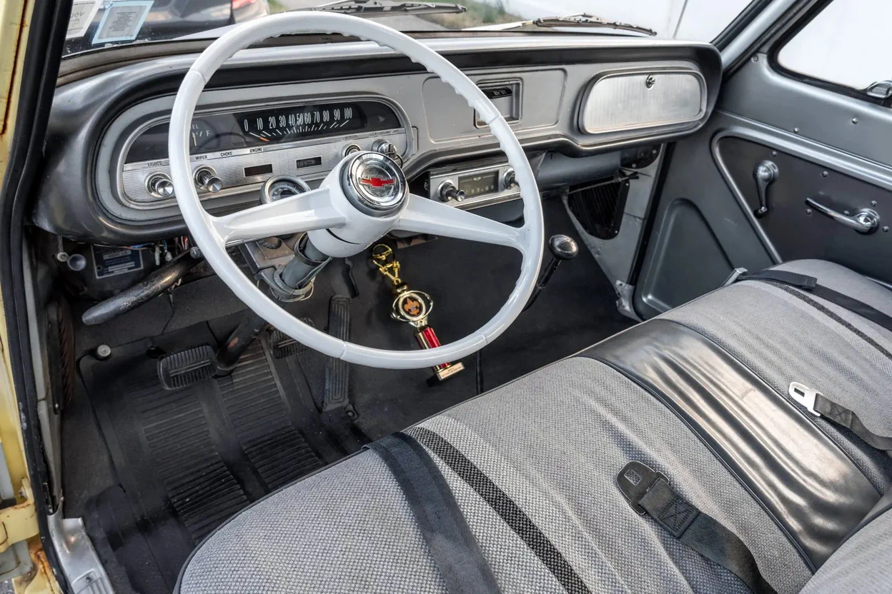 Интерьер салона автомобиля Chevrolet Corvair 95 Rampside Pickup '1961