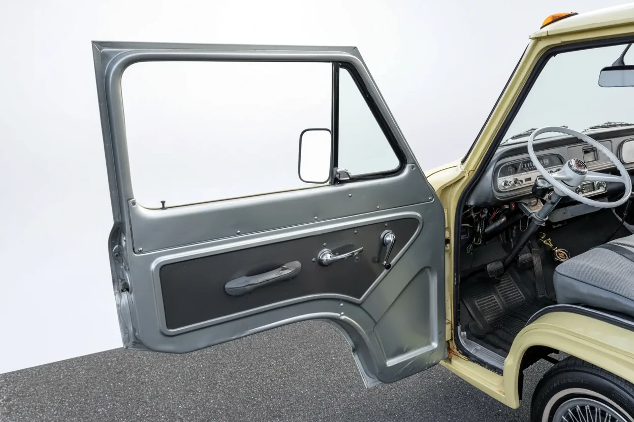 Пикап Chevrolet Corvair 95 Rampside Pickup '1961 с открытой дверью водителя