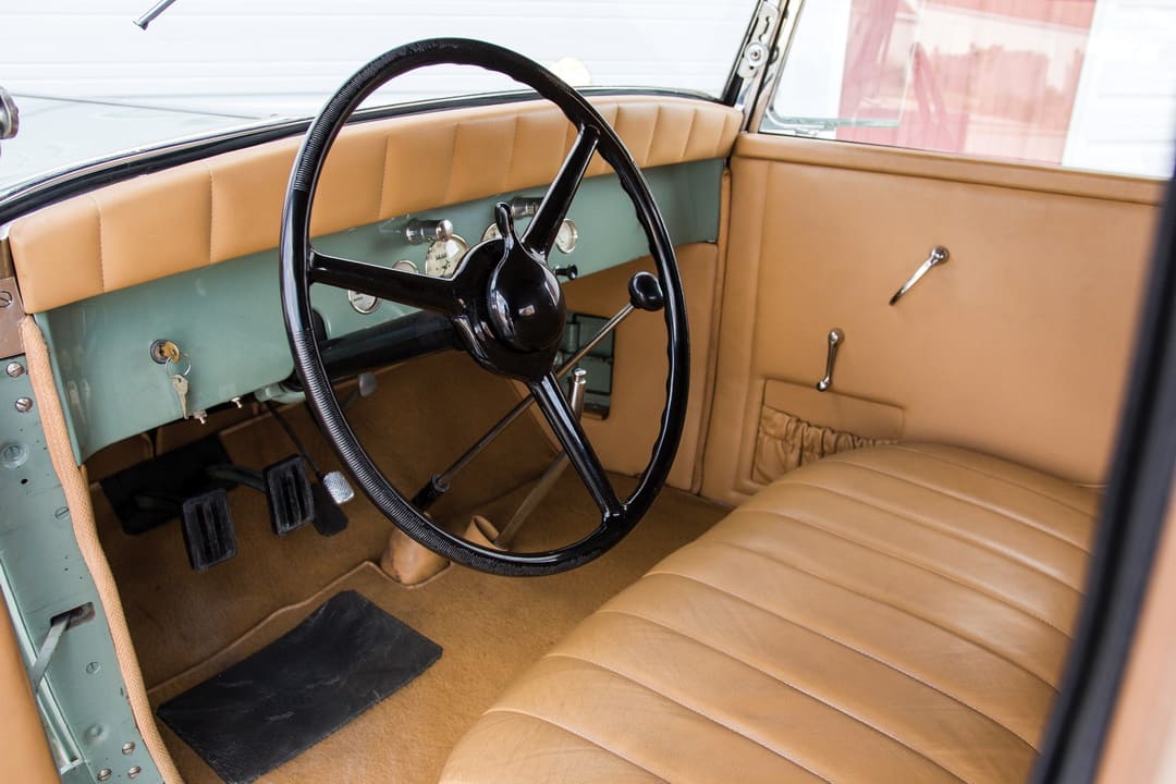 Интерьер салона старинного автомобиля Chrysler Imperial Convertible Coupe by LeBaron '1931
