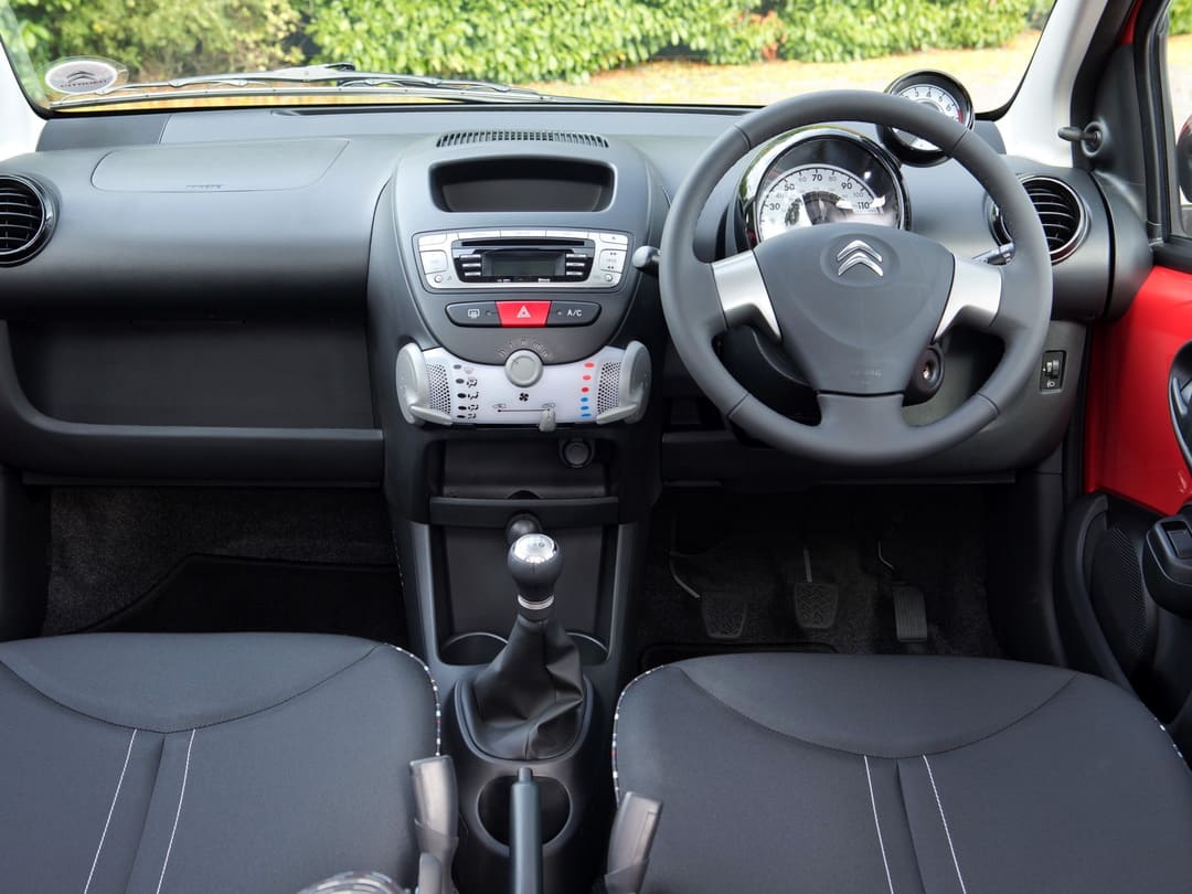 Интерьер салона автомобиля Citroën C1 3-door '2012–14