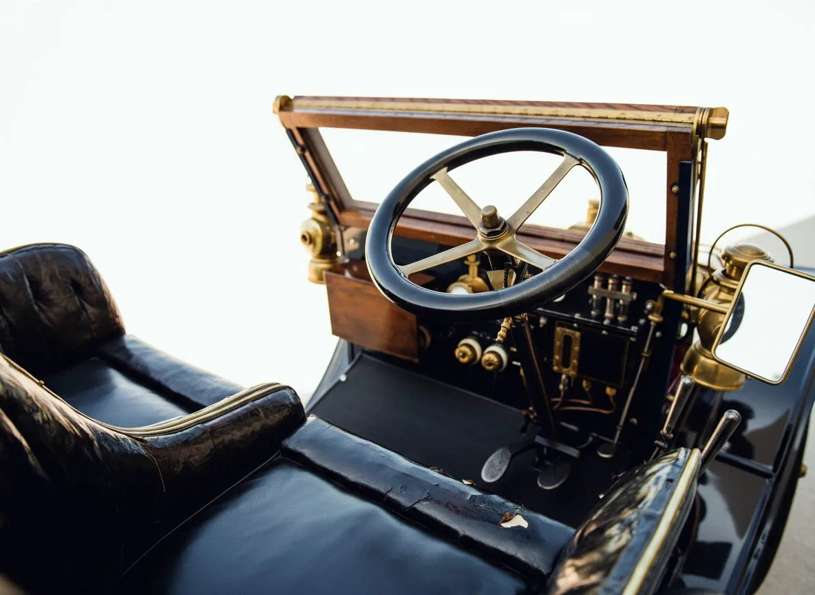 Интерьер старинного автомобиля Clément 12/16 HP Rear-Entrance Tonneau '1903