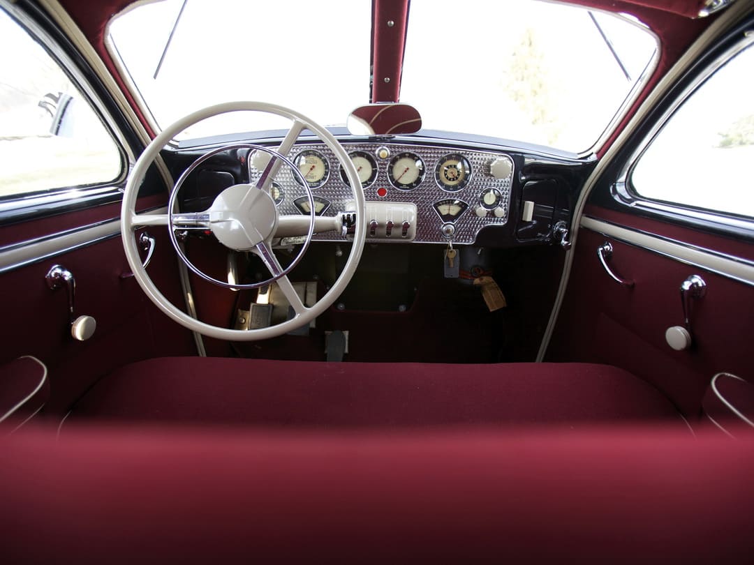 Интерьер салона автомобиля Cord 810 Westchester Sedan '1936