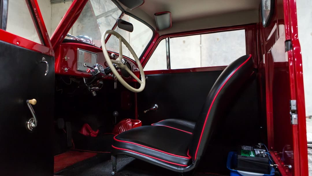 В кабине пожарной машины Crosley Hook and Ladder Fire Truck '1951