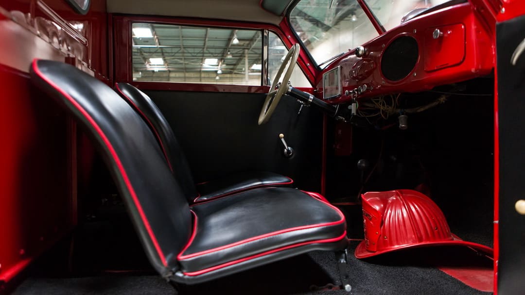 В кабине пожарной машины Crosley Hook and Ladder Fire Truck '1951