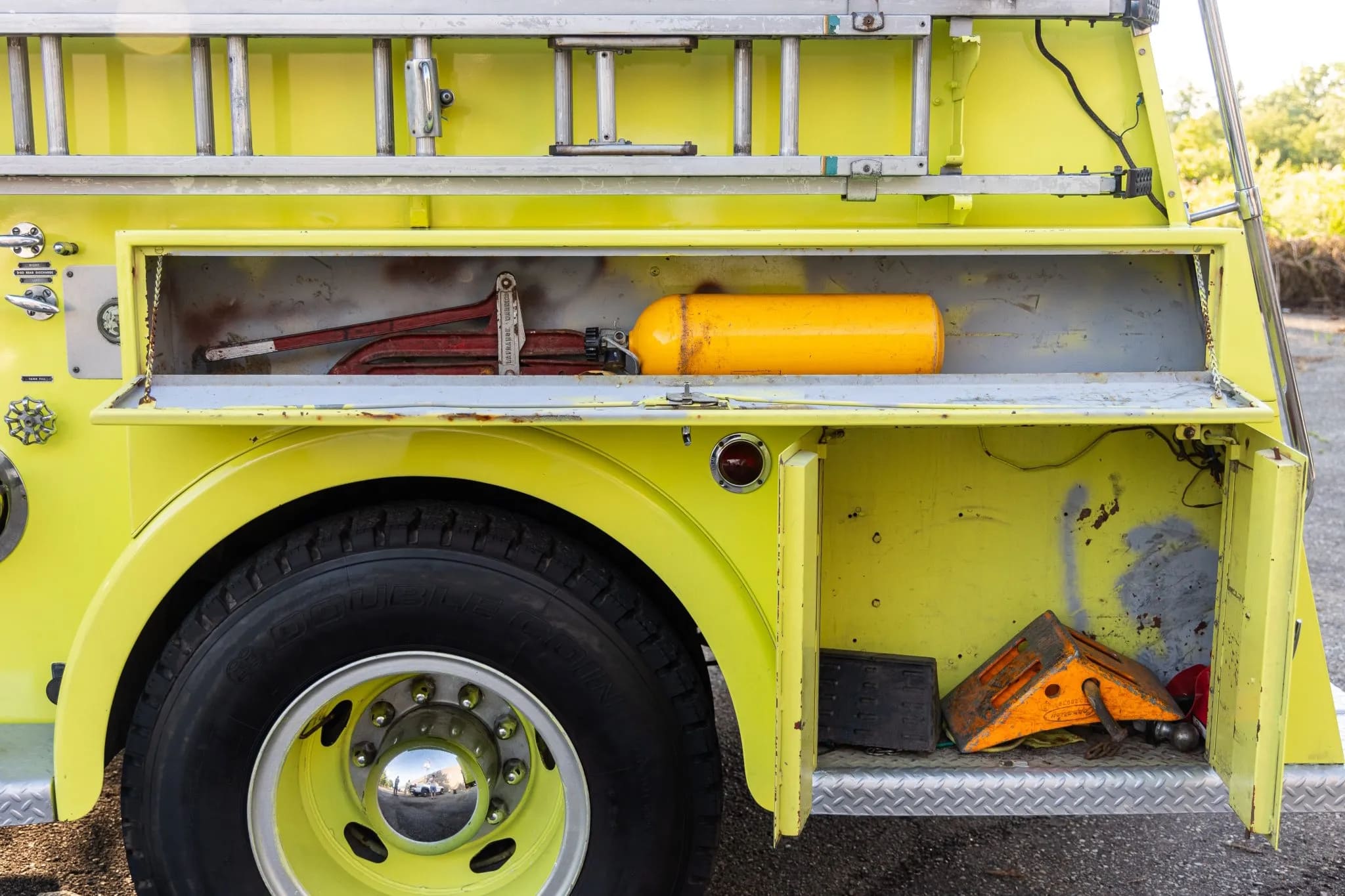 Отсеки для хранения инструментов в пожарной машине Crown Firecoach CP-125 Fire Truck '1961