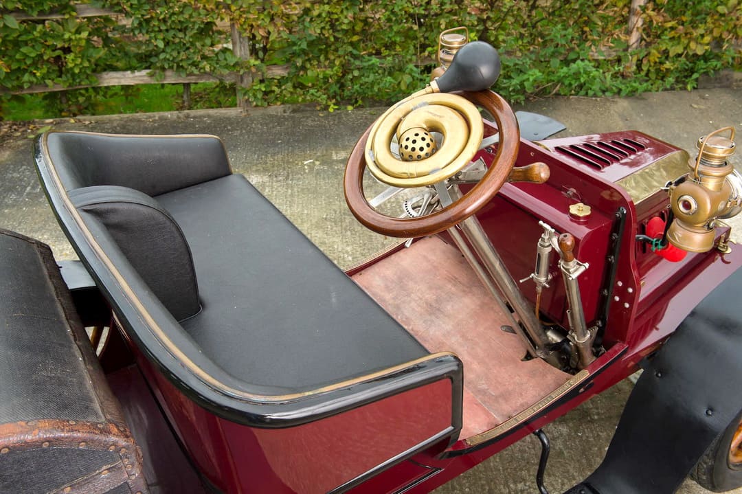 кабина старинного автомобиля Darracq Model C 6½ HP Two-Seater '1901