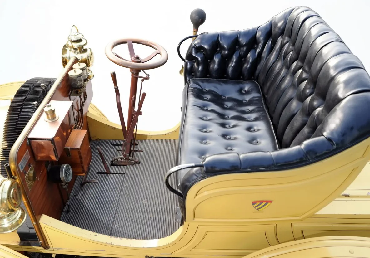 Интерьер старинного автомобиля Decauville Roadster '1900
