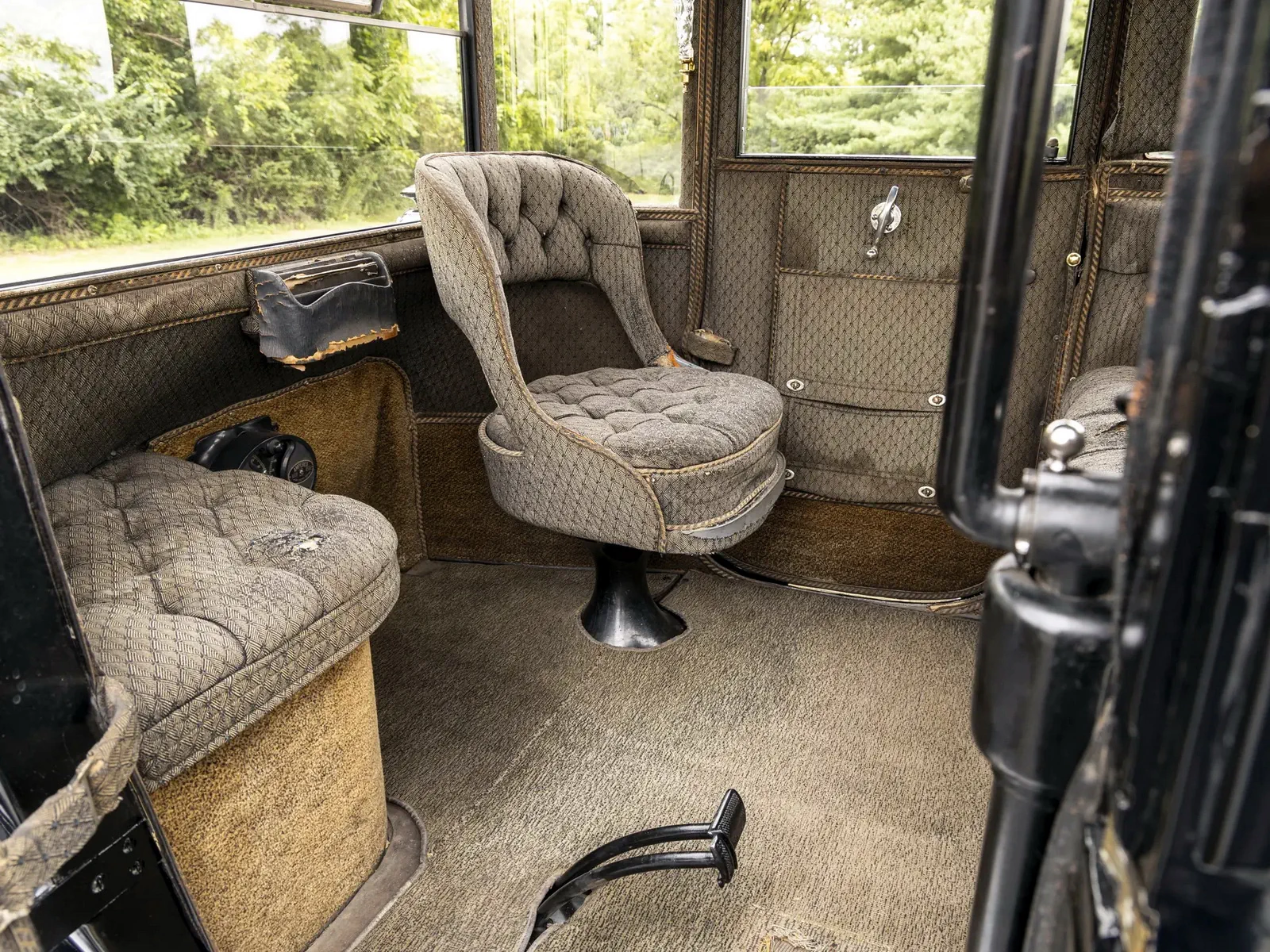 Интерьер старинного электрокара Detroit Electric Model 57 Brougham '1916