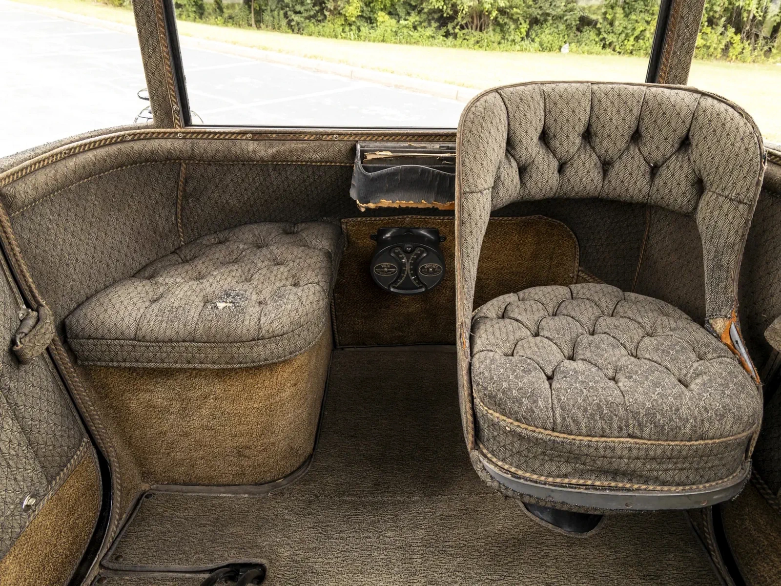 передние сиденья в салоне ретро электромобиля Detroit Electric Model 57 Brougham '1916