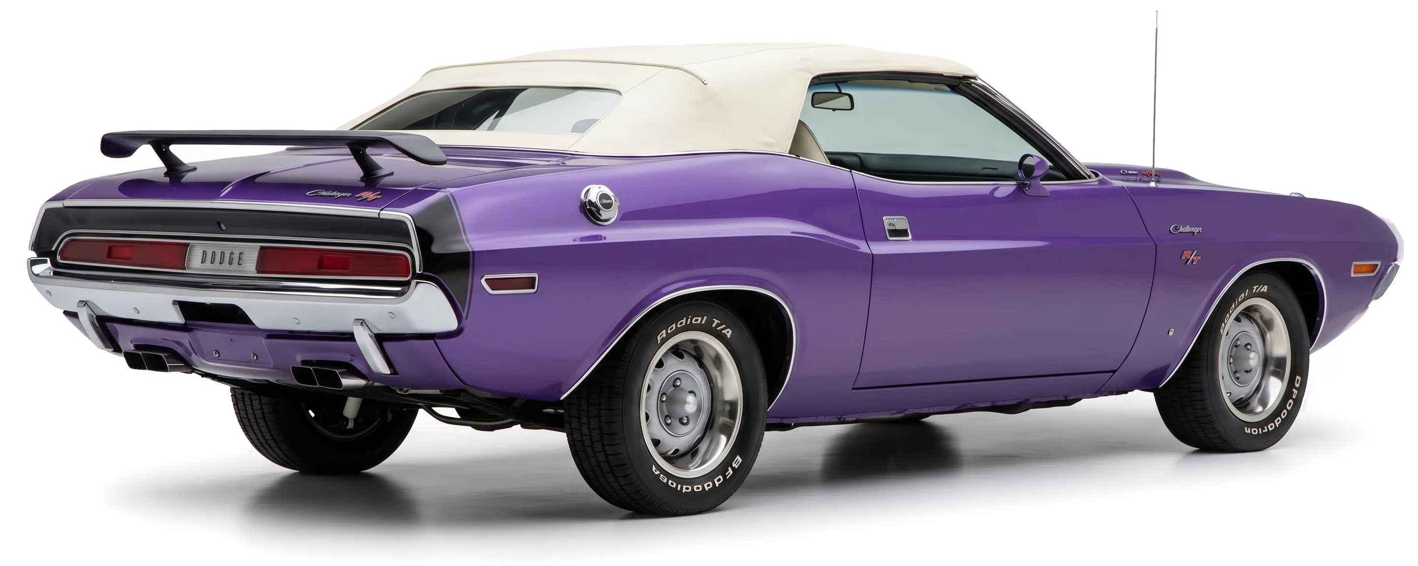 Dodge Challenger Hemi Convertible 1970 — спорткар — белый фон — вид сбоку под углом
