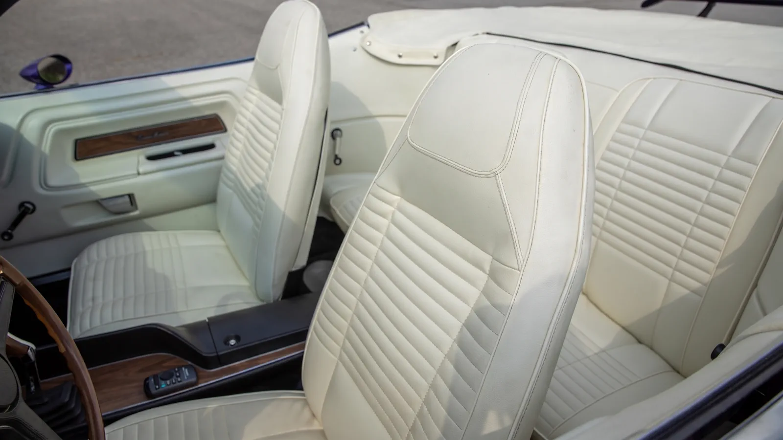 Сиденья в салоне маслкара Dodge Challenger Hemi Convertible 1970