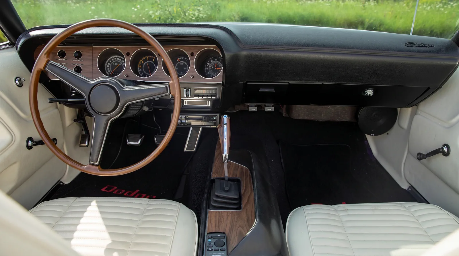 Передняя панель спорткара Dodge Challenger Hemi Convertible 1970