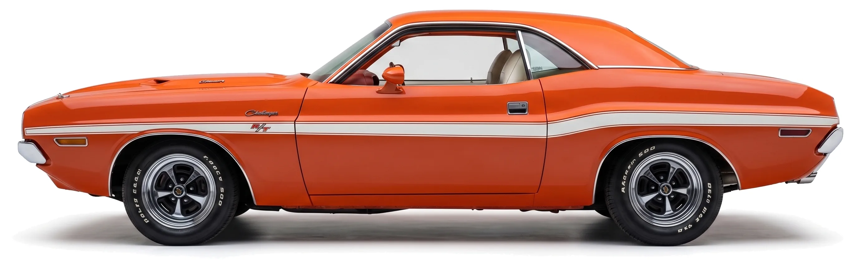 Dodge Challenger R/T Coupe 1970 — спорткар — белый фон — вид сбоку