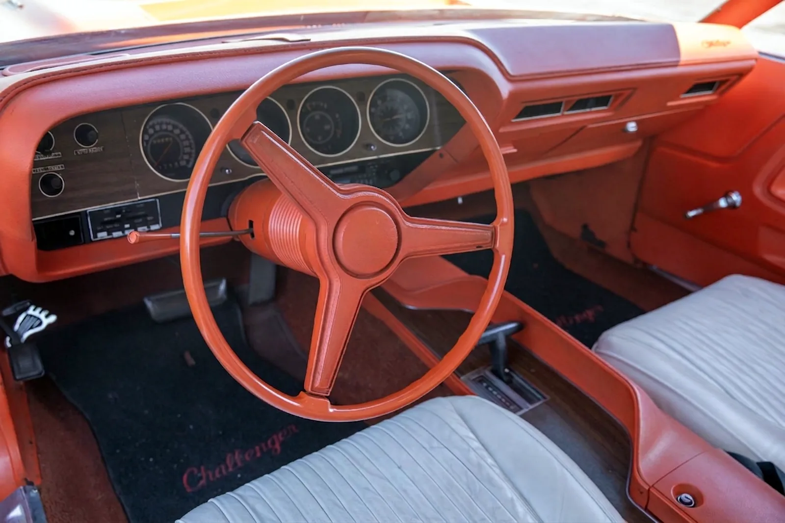 Рулевое колесо и приборная панель в автомобиле Dodge Challenger R/T Coupe 1970