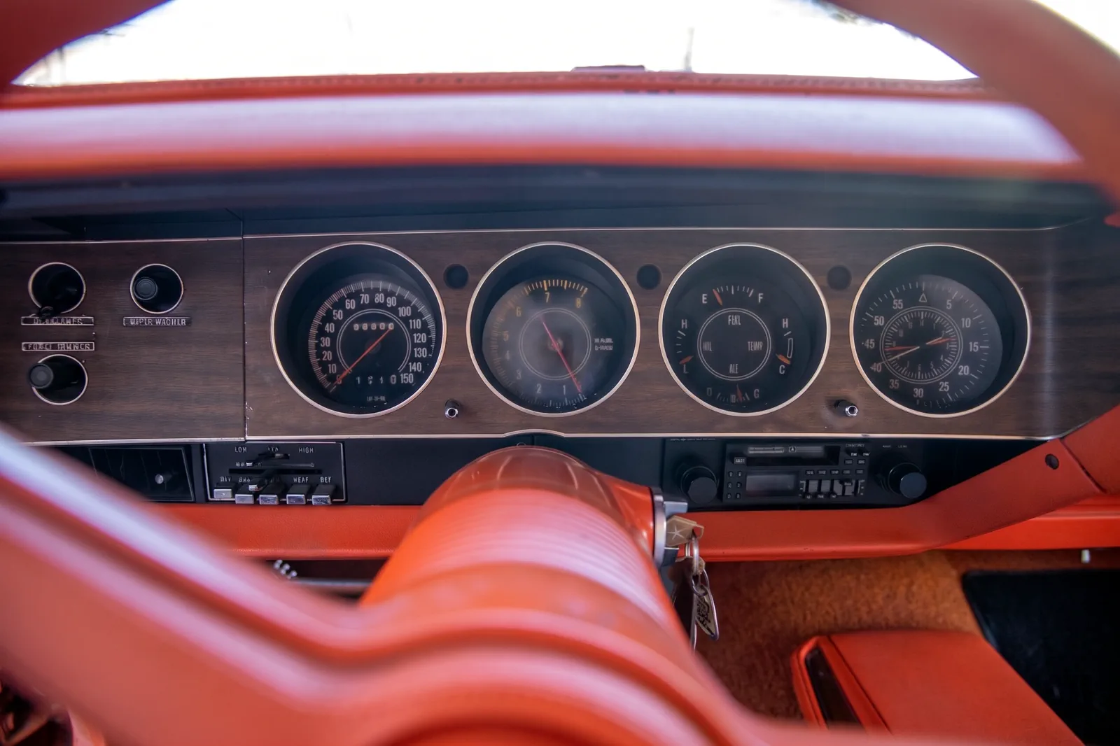 Приборная панель маслкара Dodge Challenger R/T Coupe 1970