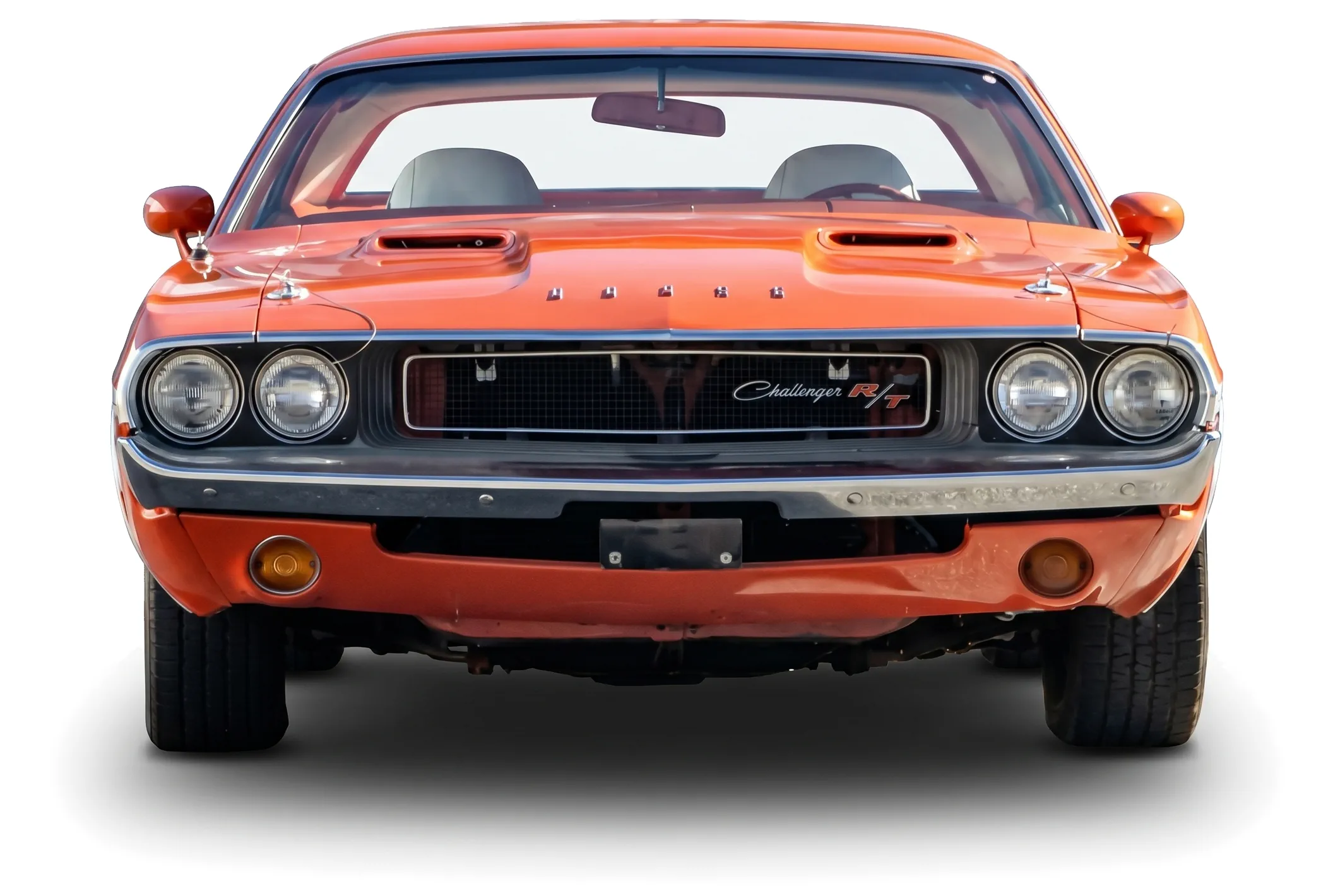 Dodge Challenger R/T Coupe 1970 — спорткар — белый фон — вид спереди