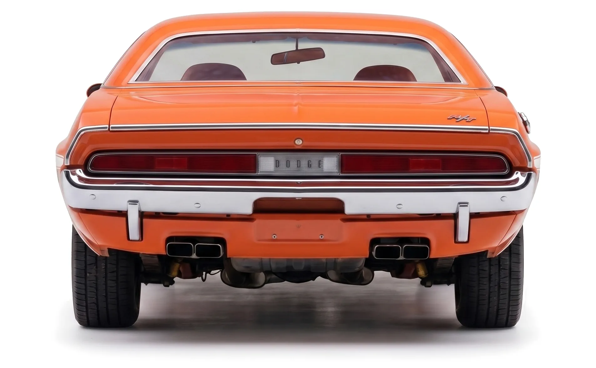 Dodge Challenger R/T Coupe 1970 — спорткар — белый фон — вид сзади