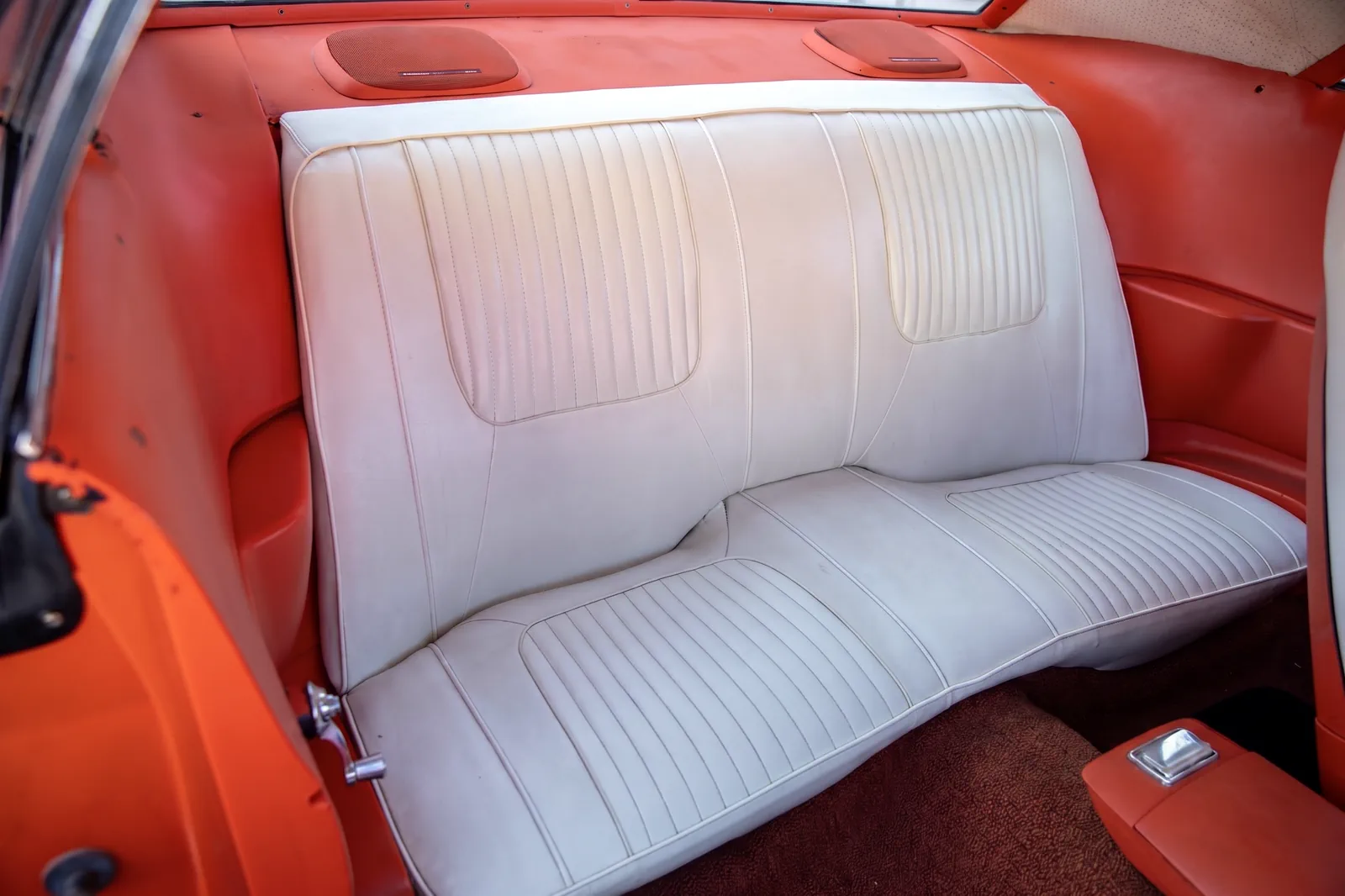Задний двиан в салоне автомобиля Dodge Challenger R/T Coupe 1970