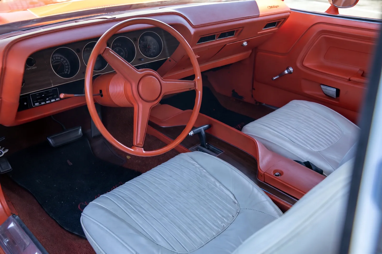 Интерьер спорткара Dodge Challenger R/T Coupe 1970