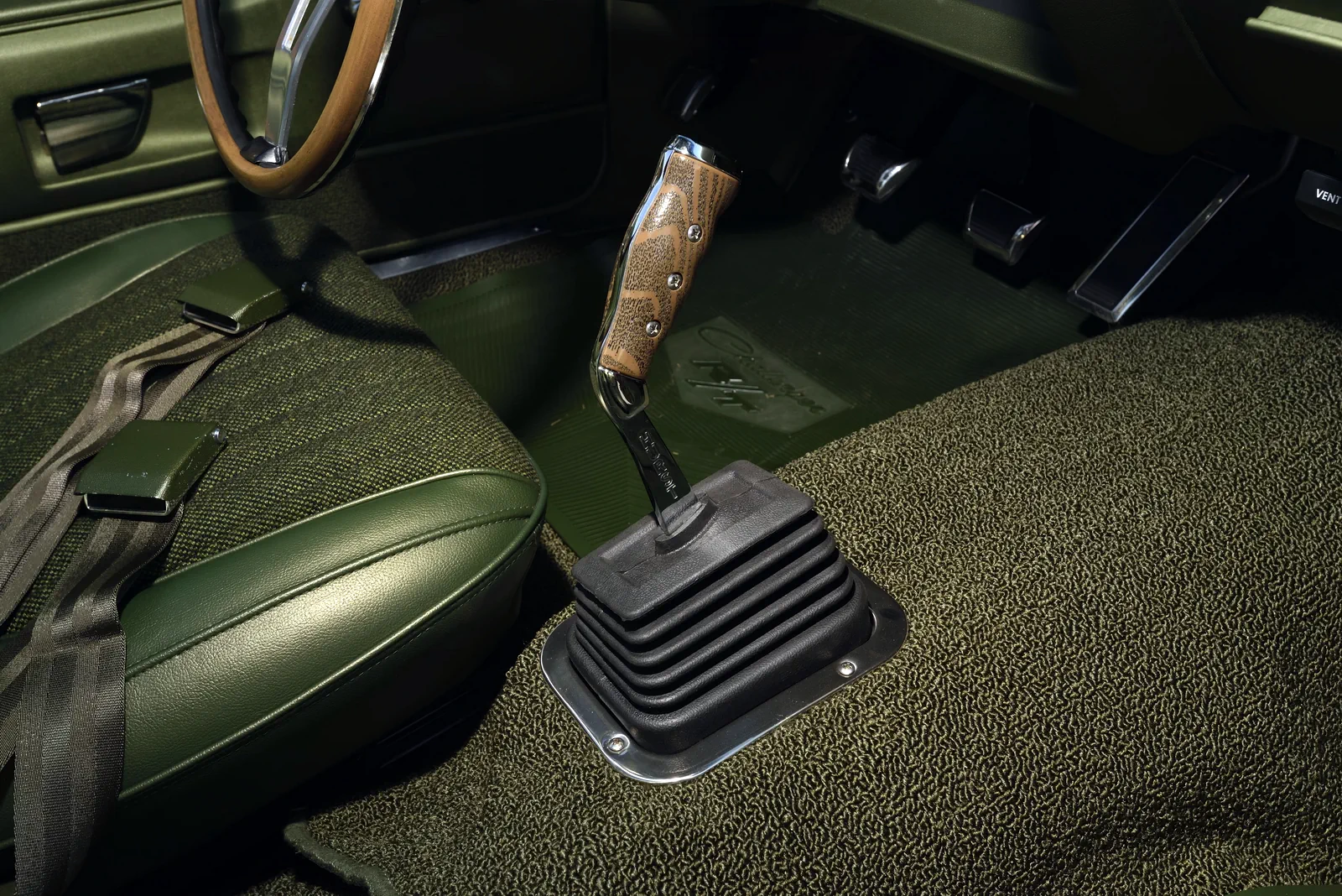 Рычаг коробки передач в автомобиле Dodge Challenger R/T Sunroof 1970