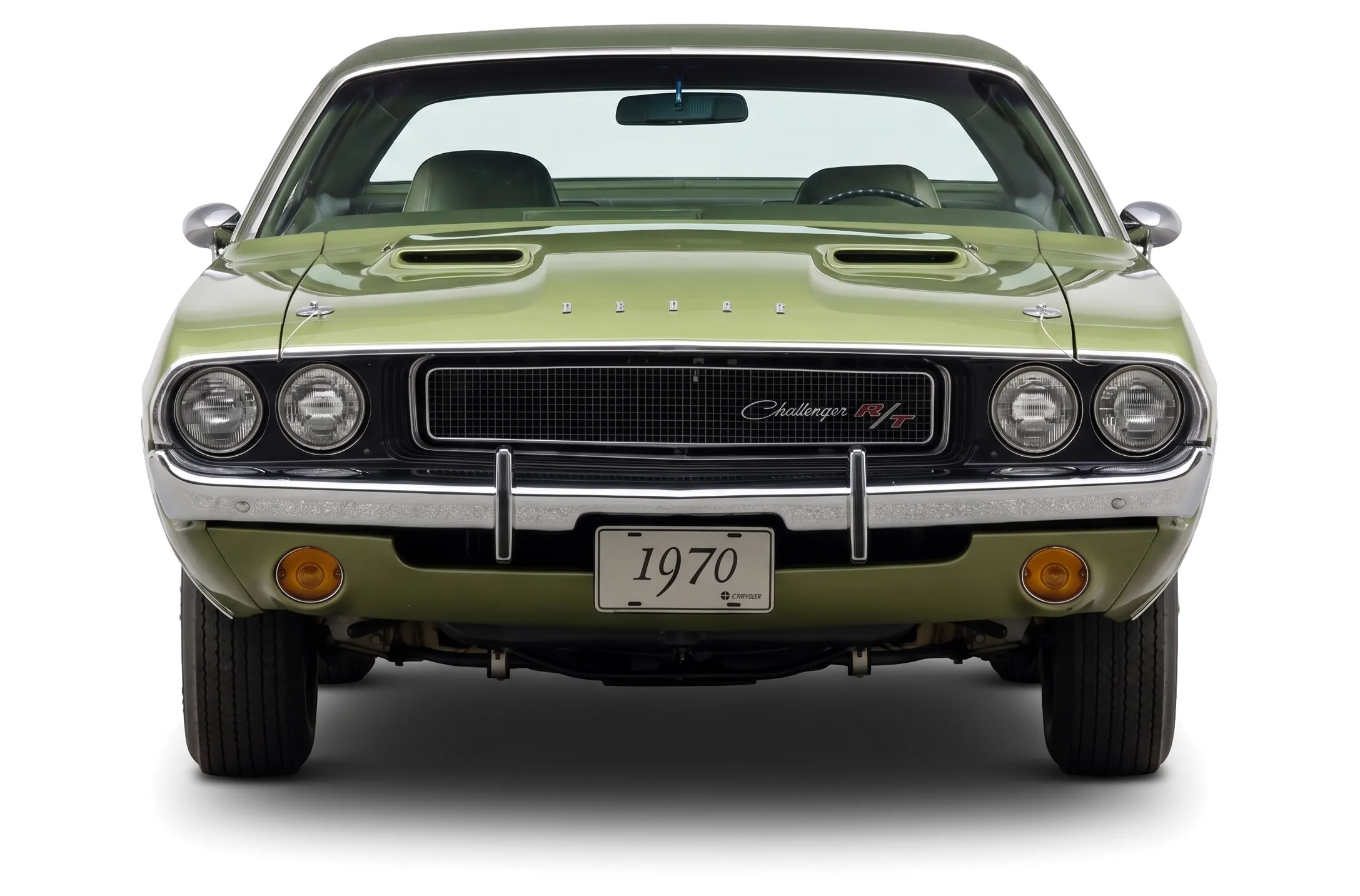 Dodge Challenger R/T Sunroof 1970 — спорткар — белый фон — вид спереди