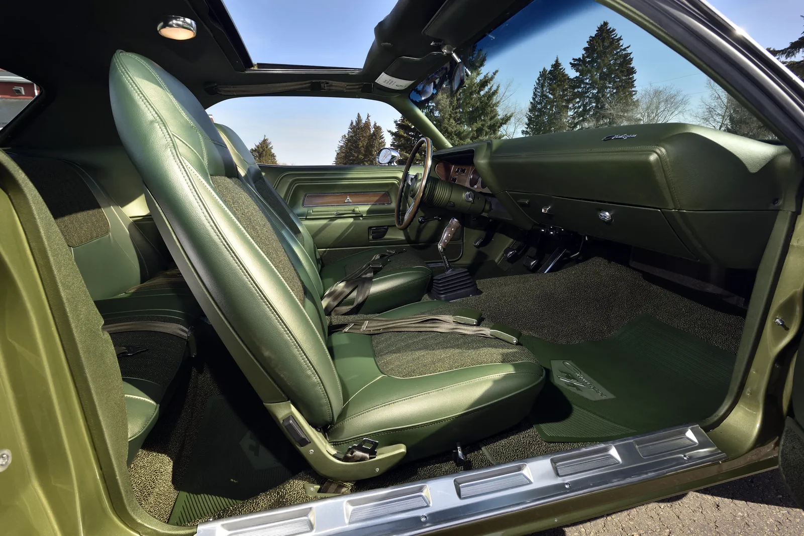 Передние сиденья в салоне автомобиля Dodge Challenger R/T Sunroof 1970