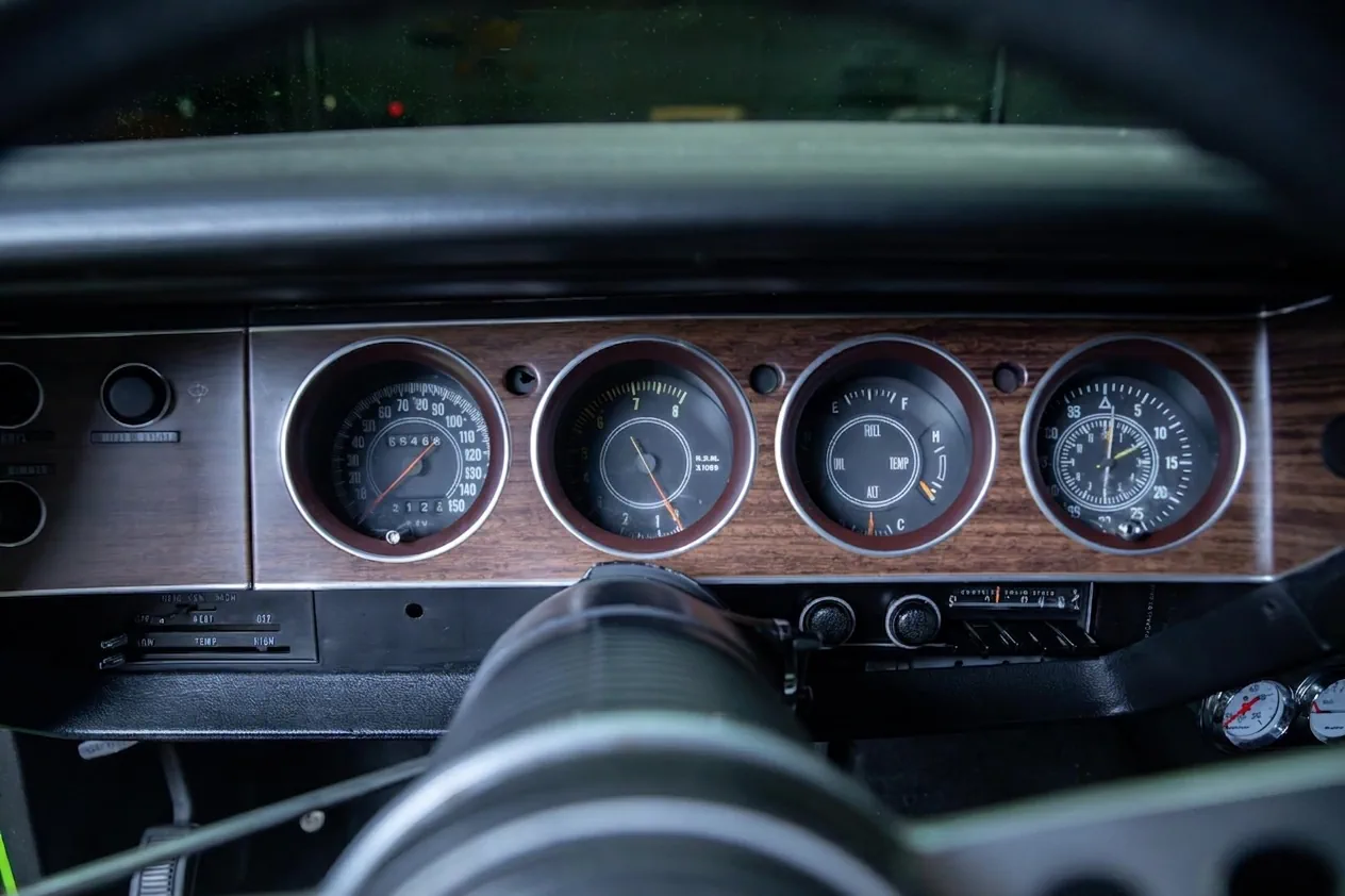 Приборная панель маслкара Dodge Challenger 1972