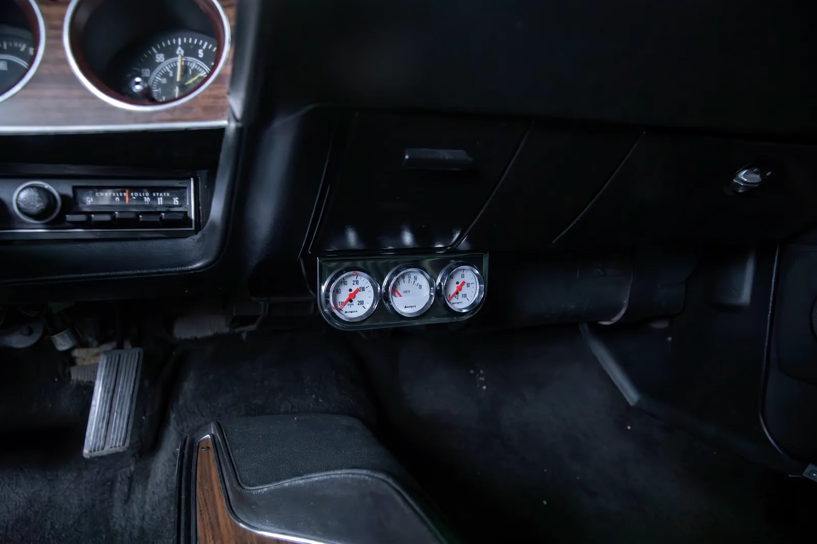 Дополнительные приборы контроля в спорткаре Dodge Challenger 1972