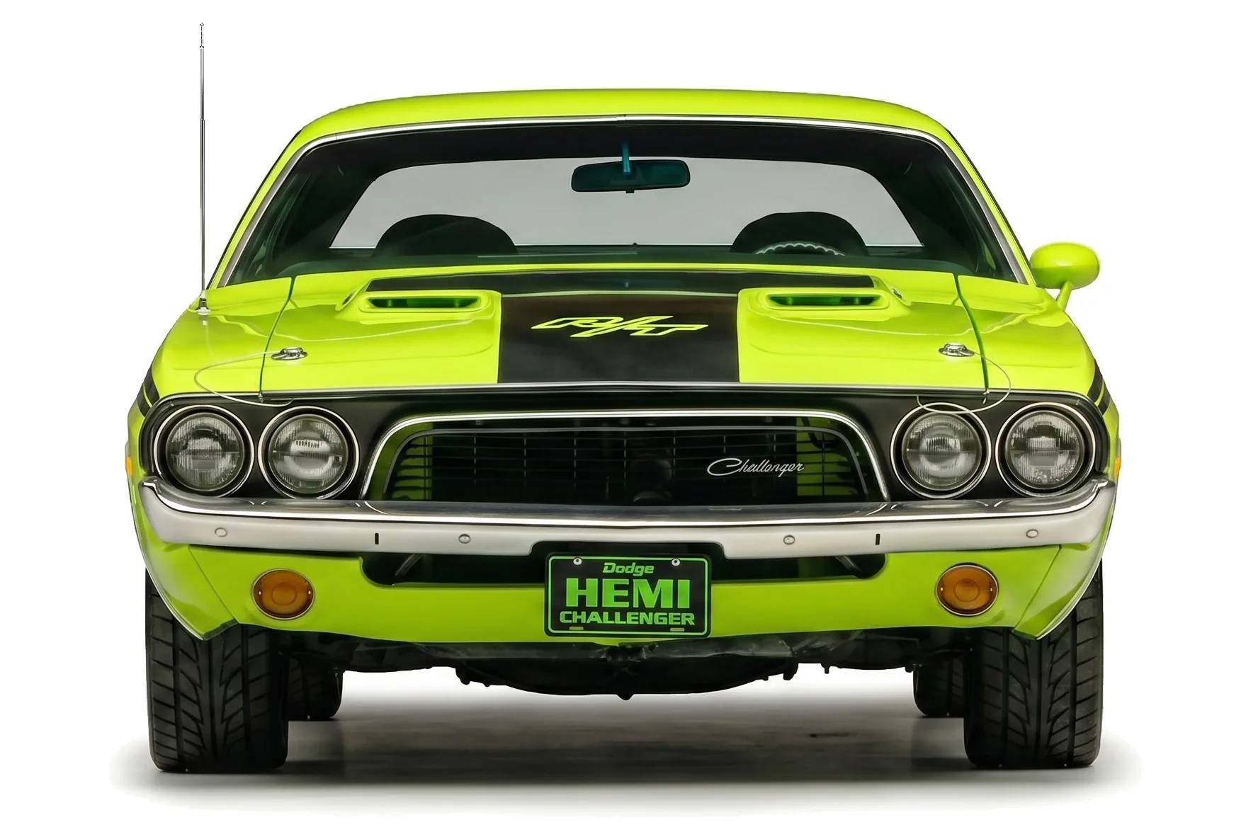 Dodge Challenger 1972 — спорткар — белый фон — вид спереди