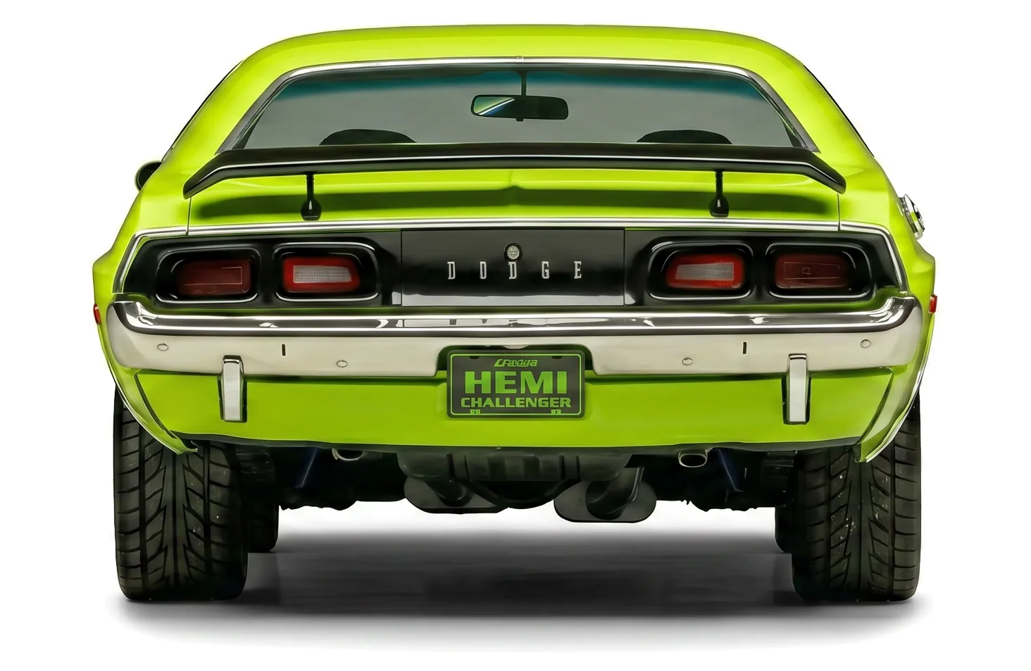 Dodge Challenger 1972 — спорткар — белый фон — вид сзади