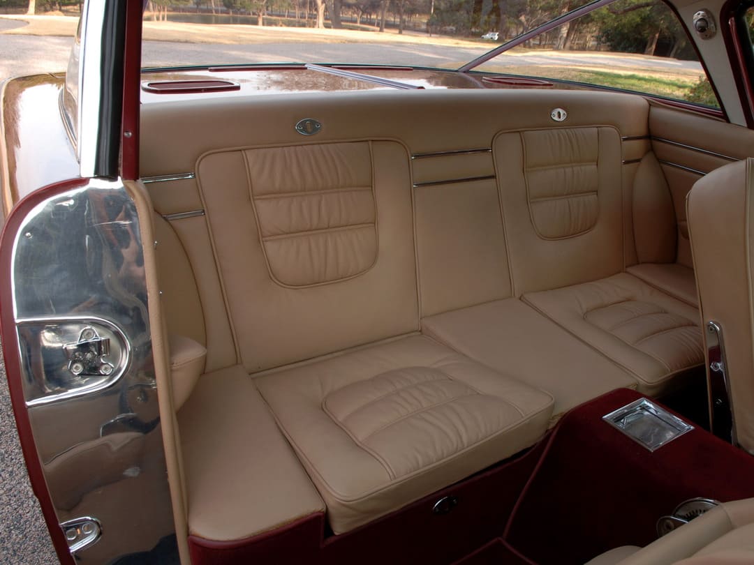 Заднее пассажирское сиденье в салоне автомобиля Dual-Ghia L6.4 Coupe '1963