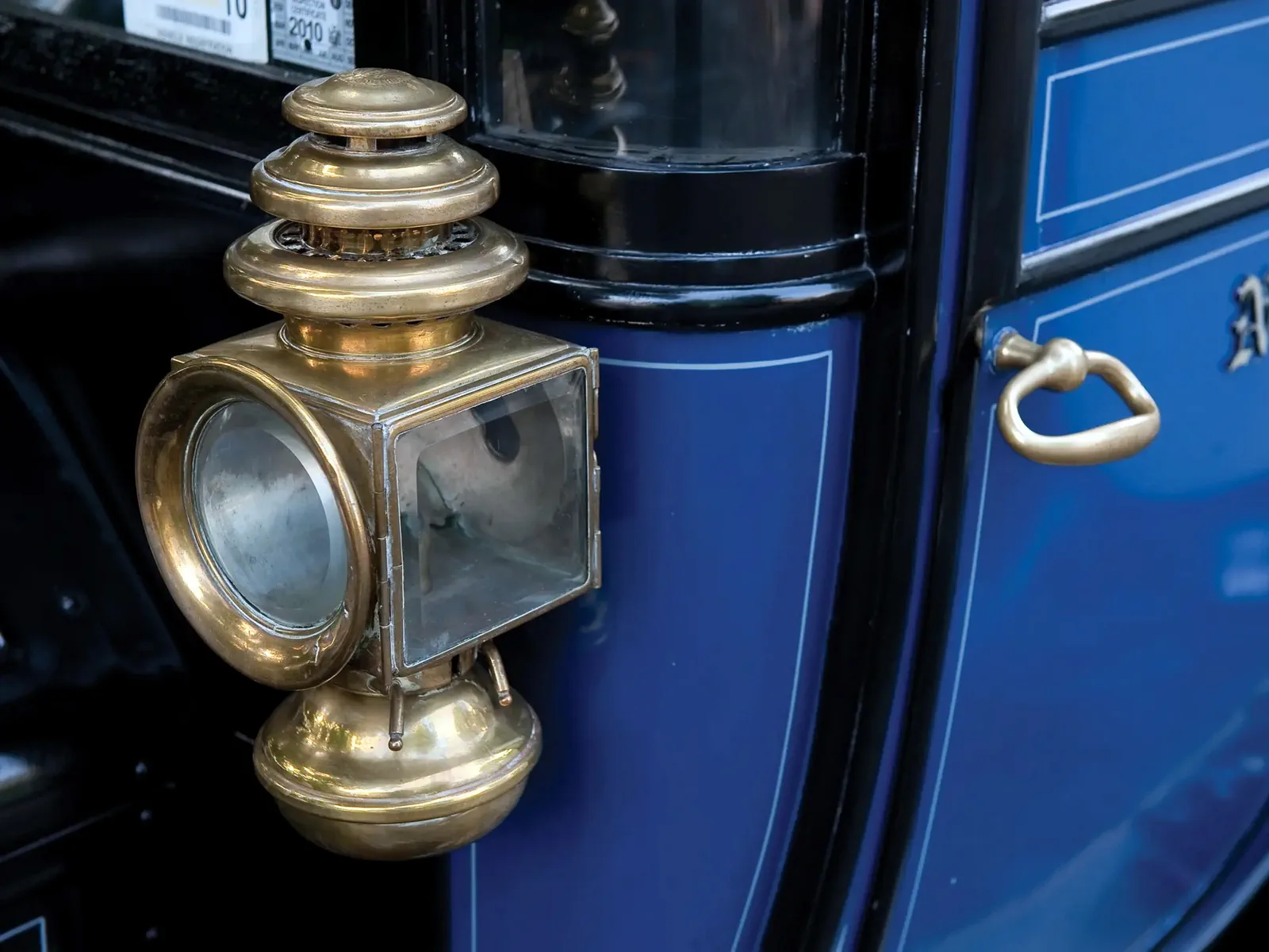 Дополнительные фонари старинного автомобиля E.M.F. Model 30 Coupe 1909