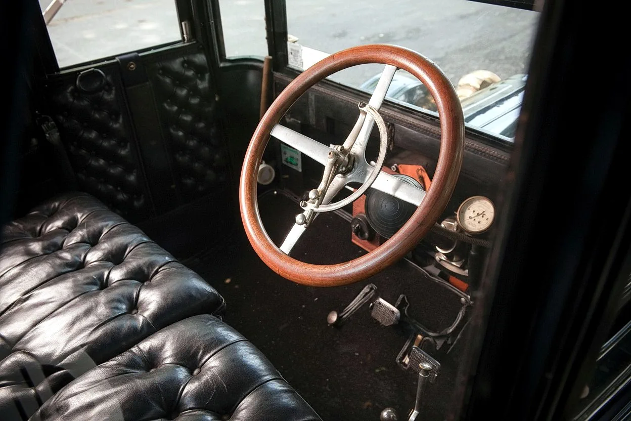 Интерьер старинного автомобиля E.M.F. Model 30 Coupe 1909